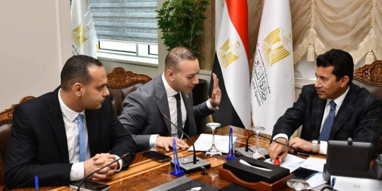 النائب محسن حتة يلتقي وزير الرياضة ويعرض طلبات دائرته