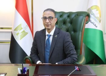 الدنيا مقلوبة عليه.. ماذا فعل محافظ الجيزة الجديد في سوهاج والفيوم؟