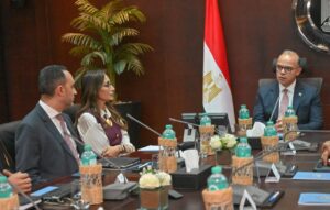 وزير الاستثمار يبحث مع نيسان مصر خطط التوسع وزيادة الإنتاج والتصدير