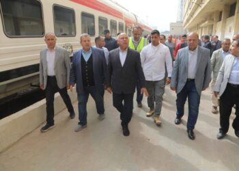 وزير النقل يتفقد ورش أبو غاطس والفرز ويشدد: لا خروج لأي قطار قبل التأكد من سلامته الفنية