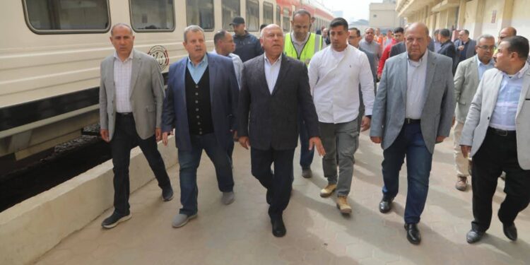 وزير النقل يتفقد ورش أبو غاطس والفرز ويشدد: لا خروج لأي قطار قبل التأكد من سلامته الفنية