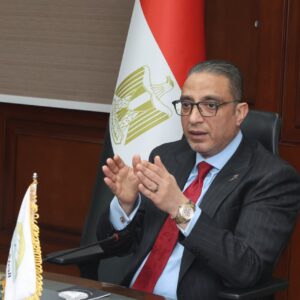 محافظ الجيزة يعقد اجتماعًا لتطوير منظومة النظافة ويضع الملف على رأس أولويات العمل