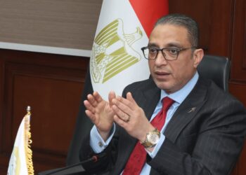 محافظ الجيزة يعقد اجتماعًا لتطوير منظومة النظافة ويضع الملف على رأس أولويات العمل