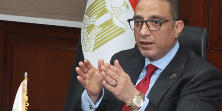 محافظ الجيزة يعقد اجتماعًا لتطوير منظومة النظافة ويضع الملف على رأس أولويات العمل