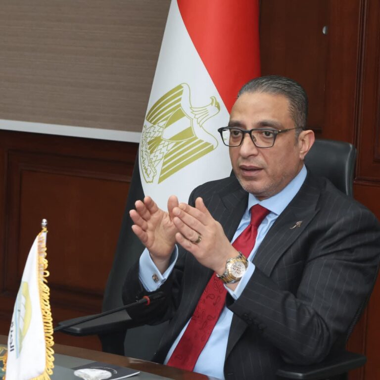 محافظ الجيزة يعقد اجتماعًا لتطوير منظومة النظافة ويضع الملف على رأس أولويات العمل