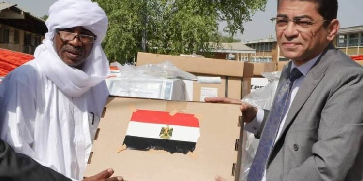 السفير المصري يُسلم تشاد 10 أجهزة لغسيل الكلى ضمن منحة مصرية