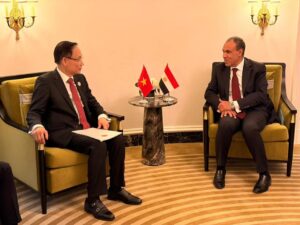 التقى د. بدر عبد العاطي، وزير الخارجية والتعاون الدولي والمصريين بالخارج، بالسيد لي هواي ترونج، وزير خارجية جمهورية فيتنام الاشتراكية، على هامش زيارته لواشنطن، حيث أشاد بتطور العلاقات الثنائية وارتقائها إلى مستوى الشراكة الشاملة، معربًا عن التطلع لتعزيز الزيارات رفيعة المستوى، خاصة عقب زيارة رئيس جمهورية فيتنام إلى القاهرة في أغسطس 2025.
وأكد الوزير حرص مصر على دفع التعاون المشترك في مختلف الأطر الثنائية ومتعددة الأطراف، مثمنًا التنسيق القائم بين البلدين في المحافل الدولية، ومشددًا على أهمية تفعيل آليات التعاون القائمة، من بينها عقد الدورة السادسة للجنة الحكومية المشتركة بالقاهرة، والدورة الثالثة للجنة الفرعية للتعاون الصناعي والتجاري في فيتنام، إلى جانب جولة جديدة من المشاورات السياسية.
كما استعرض وزير الخارجية الفرص الاستثمارية الواعدة بالسوق المصري، خاصة في المنطقة الاقتصادية لقناة السويس، مؤكدًا أهمية تعزيز التبادل التجاري وزيادة نفاذ الصادرات المصرية إلى السوق الفيتنامية، فضلًا عن جذب مزيد من الاستثمارات الفيتنامية في مجالات التكنولوجيا والاتصالات وصناعة الرقائق الإلكترونية والذكاء الاصطناعي، مع التأكيد على اهتمام مصر بتعزيز علاقاتها المؤسسية مع رابطة دول جنوب شرق آسيا (الآسيان).
