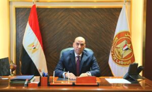 أجرى الوزير حسن رداد، وزير العمل، اتصالًا هاتفيًا بأسر 18 عاملًا من مدينة المطرية بمحافظة الدقهلية، لقوا مصرعهم في الحادث المأساوي الذي وقع جنوب مدينة بورسعيد أثناء عملهم في مزارع الأسماك، مقدمًا خالص العزاء والمواساة، ومؤكدًا تضامن الوزارة الكامل مع أسر الضحايا في هذا الظرف الإنساني الأليم.
ووجّه الوزير مديرية العمل بالدقهلية بسرعة إنهاء الإجراءات اللازمة والتنسيق مع الإدارة العامة لرعاية العمالة غير المنتظمة لصرف التعويضات المستحقة، بواقع 200 ألف جنيه لأسرة كل متوفى، بإجمالي 3 ملايين و600 ألف جنيه، من بند مواجهة الحوادث بالحساب المركزي للعمالة غير المنتظمة.
وأكد أن الوزارة تتابع الموقف بشكل فوري لتسريع صرف الإعانات وفتح قنوات تواصل مباشرة مع الأسر، مع استمرار تقديم أوجه الدعم والرعاية الاجتماعية لأسر الضحايا، تنفيذًا لتوجيهات الدولة بالوقوف إلى جانب المواطنين في الأزمات.