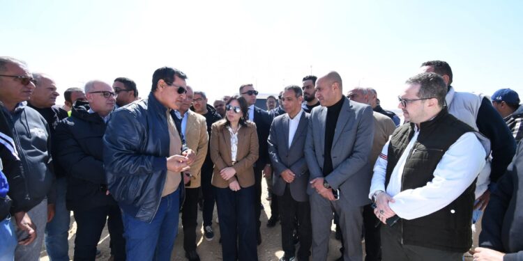 وزيرة الإسكان تتفقد أعمال المرافق بمنطقة الرابية في مدينة الشروق وتؤكد الالتزام بالجداول الزمنية