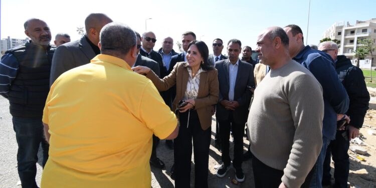 وزيرة الإسكان تستجيب فوراً لمطالب المواطنين بجولة مدينة الشروق
