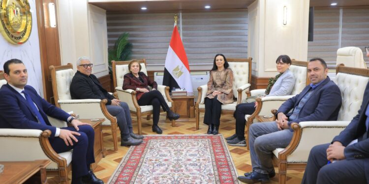 وزيرة التضامن الاجتماعي تبحث مع وفد مهرجان أسوان الدولي لأفلام المرأة ترتيبات الدورة العاشرة