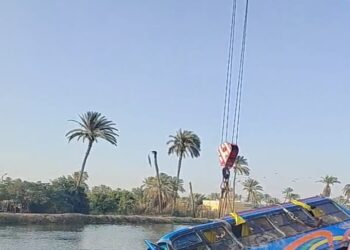 محاولات مكثفة لانتشال أتوبيس سقط في ترعة السويس