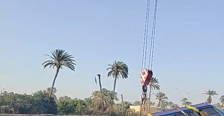 محاولات مكثفة لانتشال أتوبيس سقط في ترعة السويس