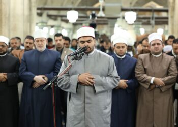 طالب طب يؤم المصلين كأول جامعي يؤم المصلين بالجامع الأزهر