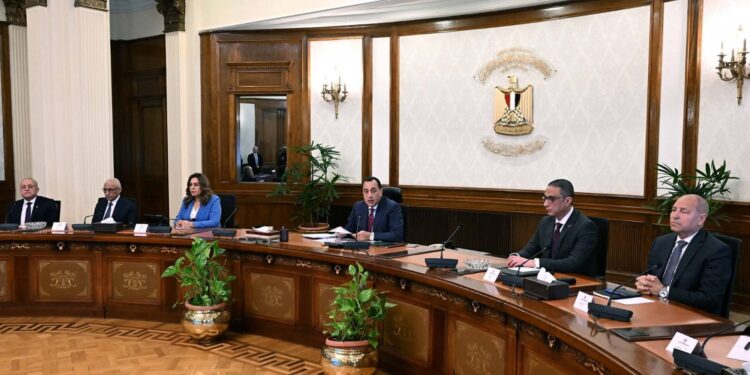 رئيس الوزراء يترأس أول اجتماع لمجلس المحافظين بعد تشكيله الجديد   