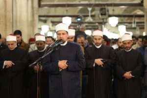 آلاف المصلين يؤدون العشاء والتراويح بالجامع الأزهر في الليلة السادسة من رمضان