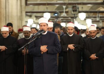 آلاف المصلين يؤدون العشاء والتراويح بالجامع الأزهر في الليلة السادسة من رمضان