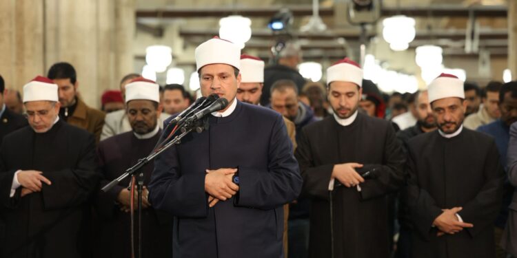 آلاف المصلين يؤدون العشاء والتراويح بالجامع الأزهر في الليلة السادسة من رمضان