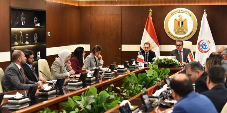 وزير الصحة يبحث مع سفير فرنسا دعم علاج مرضى الأورام القادمين من غزة بمستشفى «جوستاف روسي»   