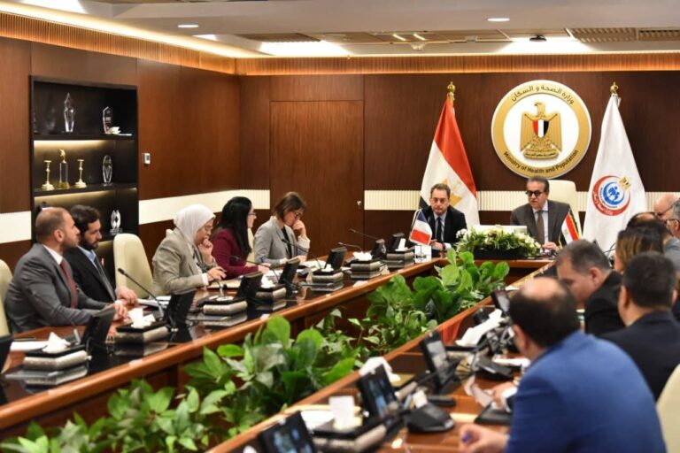 وزير الصحة يبحث مع سفير فرنسا دعم علاج مرضى الأورام القادمين من غزة بمستشفى «جوستاف روسي»   