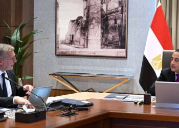 رئيس الوزراء يستعرض مستجدات عددٍ من مشروعات وملفات عمل وزارة البترول