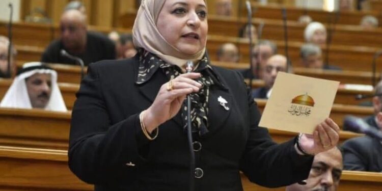 النائبة سحر عتمان تتقدم بطلب إحاطة بشأن التكدس المروري بمداخل مشتول السوق وبلبيس وتطالب بطرق بديلة عاجلة   