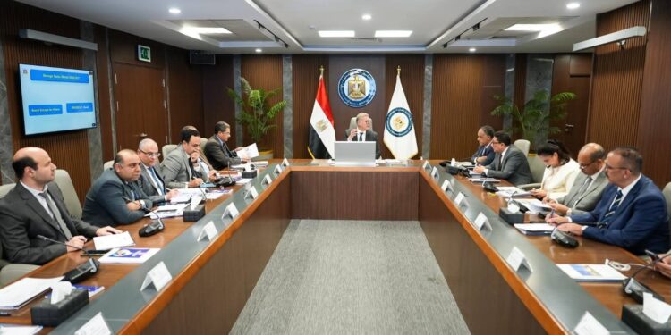 ميناء الحمراء البترولي يبدأ نشاط تخزين وتداول البترول الخام لحساب الغير