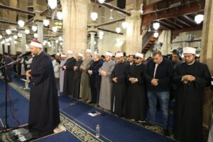 آلاف المصلين يؤدون صلاتي العشاء والتراويح بالجامع الأزهر