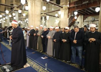 آلاف المصلين يؤدون صلاتي العشاء والتراويح بالجامع الأزهر