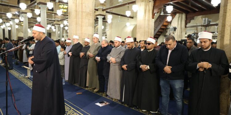 آلاف المصلين يؤدون صلاتي العشاء والتراويح بالجامع الأزهر