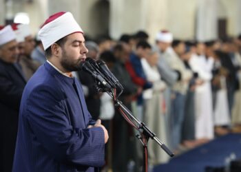 ٱلاف المصلين يناجون الله طمعا في رضوانه من الجامع الأزهر