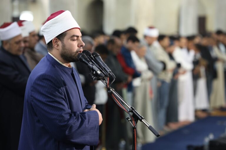 ٱلاف المصلين يناجون الله طمعا في رضوانه من الجامع الأزهر