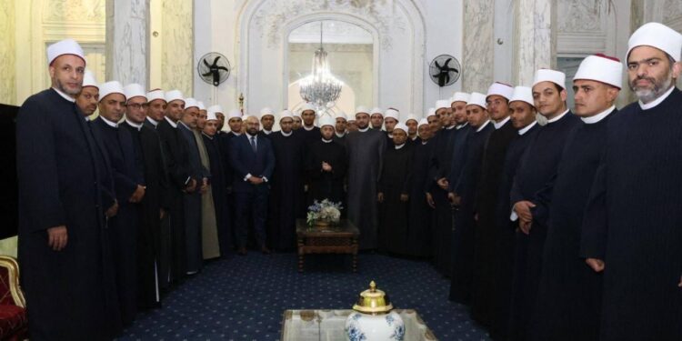 وزير الأوقاف يجتمع بالأئمة