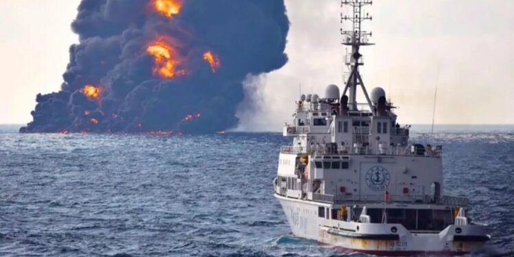 التلفزيون الإيراني: غرق ناقلة نفط بعد استهدافها أثناء محاولتها عبور مضيق هرمز