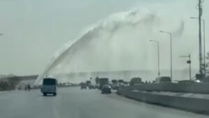 إنفجار ماسورة مياة في طريق أكتوبر يعيق حركة المرور