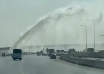 إنفجار ماسورة مياة في طريق أكتوبر يعيق حركة المرور