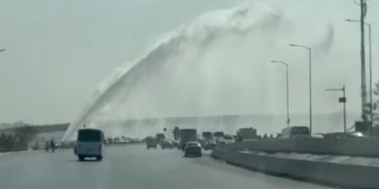 إنفجار ماسورة مياة في طريق أكتوبر يعيق حركة المرور