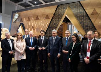 وزير السياحة والآثار يستقبل عمدة برلين ومسؤولي السياحة العالميين بجناح مصر في بورصة برلين 2026