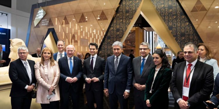 وزير السياحة والآثار يستقبل عمدة برلين ومسؤولي السياحة العالميين بجناح مصر في بورصة برلين 2026