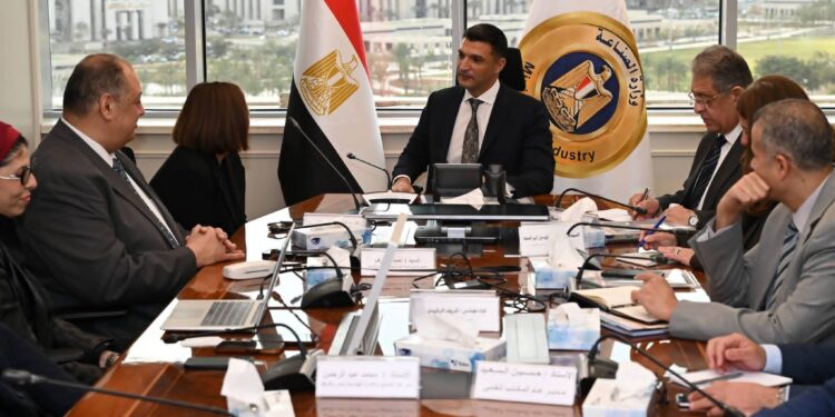 المهندس خالد هاشم يبحث مع جنرال موتورز خططها التوسعية لتعزيز صناعة السيارات في مصر