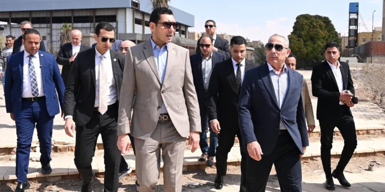 وزير الشباب ومحافظ الإسماعيلية يتفقدان مركز التنمية والشباب بالشيخ زايد والصالة المغطاة