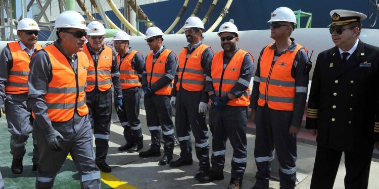 رئيس الوزراء يتفقد محطة تداول الغاز والبترول بميناء سوميد بالعين السخنة