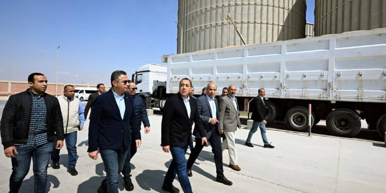 رئيس الوزراء يتفقد صومعة عتاقة بالسويس لتعزيز المخزون الاستراتيجي من القمح