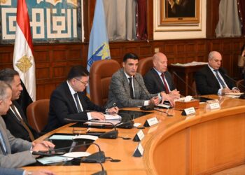 وزير الصناعة ومحافظ القاهرة يعقدان حوارًا مع مستثمري شق الثعبان ويسلمان 44 عقد تقنين أوضاع