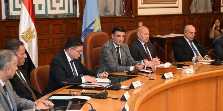 وزير الصناعة ومحافظ القاهرة يعقدان حوارًا مع مستثمري شق الثعبان ويسلمان 44 عقد تقنين أوضاع