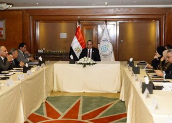 هيئة الرعاية الصحية تبحث توافر الأدوية 6 أشهر وتوافق على تحويل مستشفى أسوان الجديدة لمركز أورام