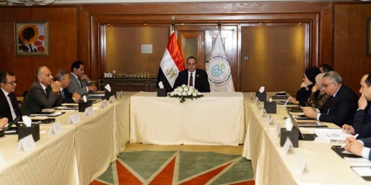 هيئة الرعاية الصحية تبحث توافر الأدوية 6 أشهر وتوافق على تحويل مستشفى أسوان الجديدة لمركز أورام