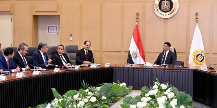 وزير الصناعة يبحث مع مصنعي السيراميك والبورسلين تحديات القطاع وخطط التوسع