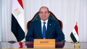 الرئيس السيسي يكرم عدداً من أسر الشهداء ومصابي العمليات الحربيه
