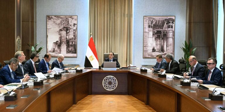 رئيس الوزراء يترأس اجتماع لجنة إدارة الأزمات لمتابعة التصعيد بالمنطقة.. وإجراءات حكومية لترشيد الإنفاق ودعم الاستقرار الاقتصاد